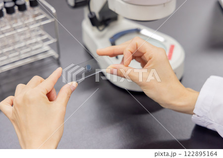研究室　開発　実験室　臨床検査　バイオテクノロジー　新薬 122895164