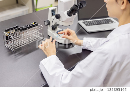 研究室　開発　実験室　臨床検査　バイオテクノロジー　新薬 122895165