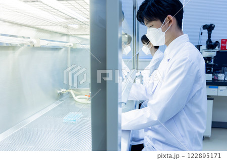 研究室　開発　実験室　臨床検査　バイオテクノロジー　新薬 122895171