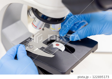 研究室　開発　実験室　臨床検査　バイオテクノロジー　新薬 122895173