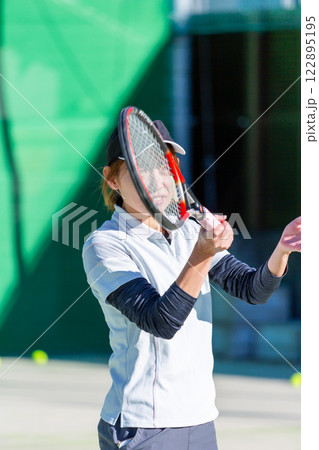 テニスをする女性 122895195