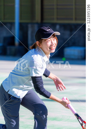 テニスをする女性 122895196