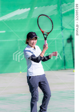 テニスをする女性 122895199
