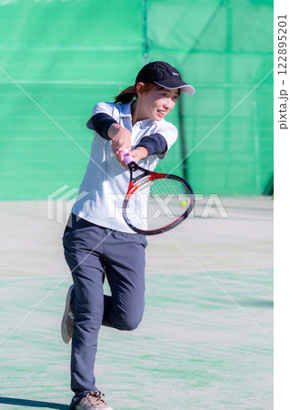 テニスをする女性 122895201