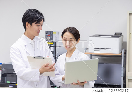 研究室　開発　実験室　臨床検査　バイオテクノロジー　新薬 122895217