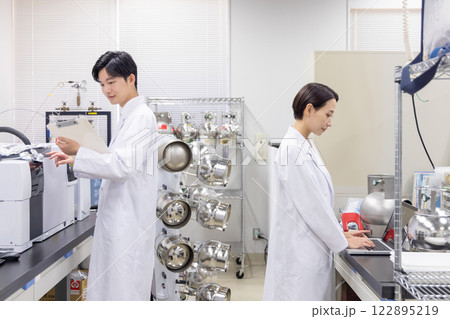 研究室 開発 実験室 臨床検査 バイオテクノロジー 新薬 研究室 開発 実験室 臨床検査 バイオテクノロジー 新薬 122895219