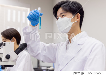 研究室　開発　実験室　臨床検査　バイオテクノロジー　新薬 122895228
