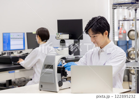 研究室　開発　実験室　臨床検査　バイオテクノロジー 新薬 122895232