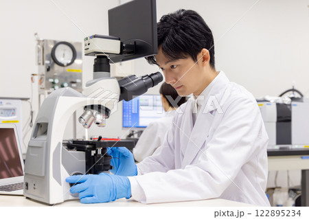 研究室　開発　実験室　臨床検査　バイオテクノロジー 新薬 122895234