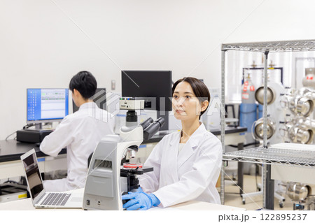 研究室　開発　実験室　臨床検査　バイオテクノロジー 新薬 122895237