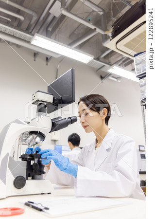 研究室　開発　実験室　臨床検査　バイオテクノロジー 新薬 122895241