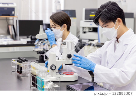 研究室　開発　実験室　臨床検査　バイオテクノロジー　新薬 122895307