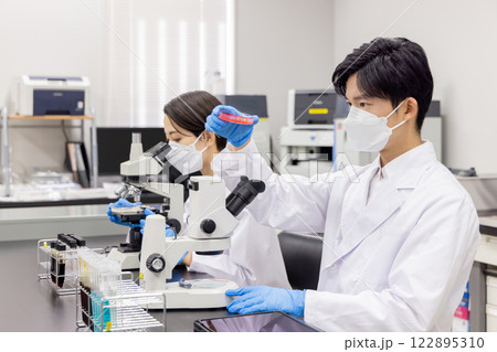 研究室　開発　実験室　臨床検査　バイオテクノロジー　新薬 122895310