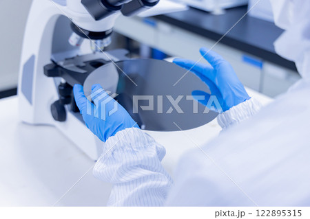 シリコンウェハーを検査するエンジニア 122895315