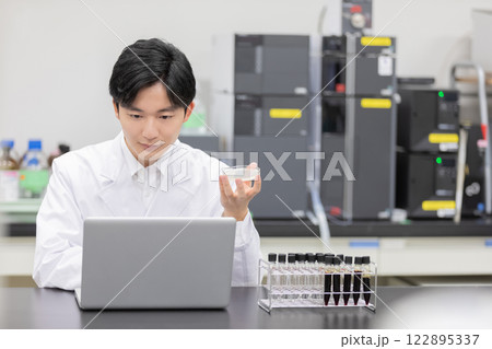 研究室 開発 実験室 臨床検査 バイオテクノロジー 新薬 研究室 開発 実験室 臨床検査 バイオテクノロジー 新薬 122895337