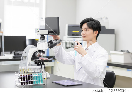 研究室　開発　実験室　臨床検査　バイオテクノロジー　新薬 122895344