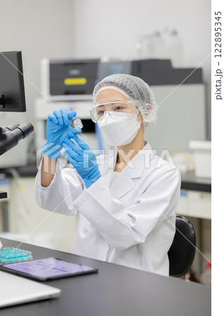 研究室 開発 実験室 臨床検査 バイオテクノロジー 新薬 研究室 開発 実験室 臨床検査 バイオテクノロジー 新薬 122895345