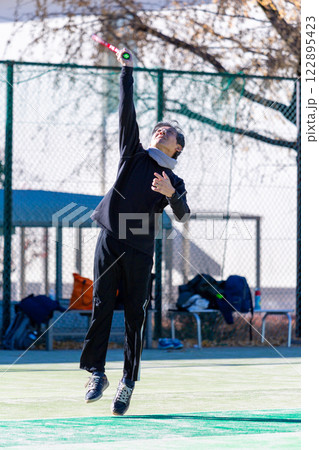 テニスをするミドル男性 テニスをするミドル男性 122895423