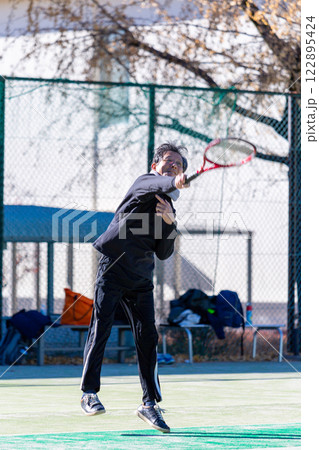 テニスをするミドル男性 122895424