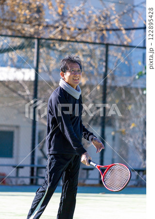 テニスをするミドル男性 122895428