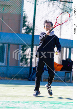 テニスをするミドル男性 122895430