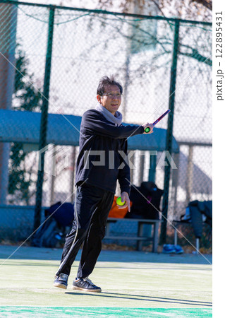 テニスをするミドル男性 122895431