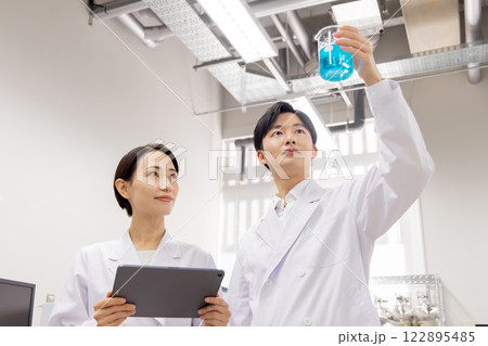 研究室 開発 実験室 臨床検査 バイオテクノロジー 新薬 研究室 開発 実験室 臨床検査 バイオテクノロジー 新薬 122895485