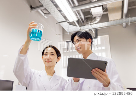 研究室　開発　実験室　臨床検査　バイオテクノロジー　新薬 122895486