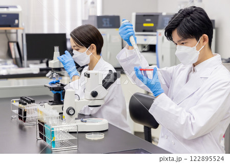 研究室　開発　実験室　臨床検査　バイオテクノロジー　新薬 122895524