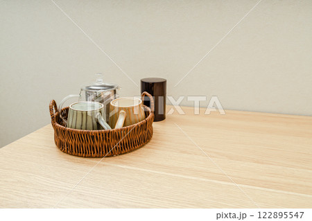 テーブルの隅に置かれたお茶のセット テーブルの隅に置かれたお茶のセット 122895547