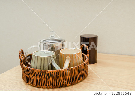 テーブルに置かれたお茶入れ テーブルに置かれたお茶入れ 122895548