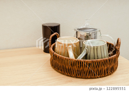 テーブルに置かれたお茶のセット 122895551