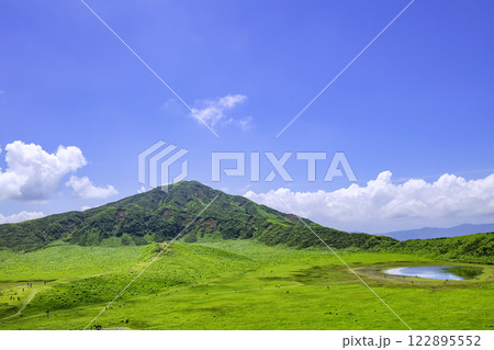 阿蘇を代表する観光地　美しい草千里ヶ浜（熊本県阿蘇市） 122895552