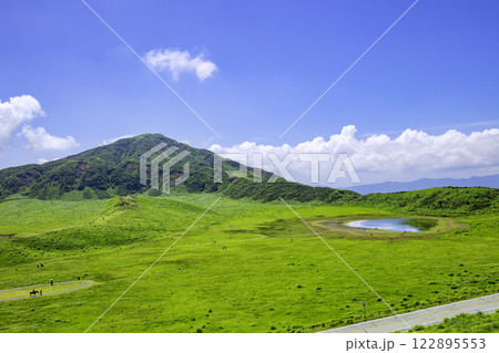 阿蘇を代表する観光地　美しい草千里ヶ浜（熊本県阿蘇市） 122895553