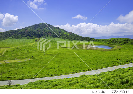 阿蘇を代表する観光地 美しい草千里ヶ浜(熊本県阿蘇市) 阿蘇を代表する観光地 美しい草千里ヶ浜(熊本県阿蘇市) 122895555