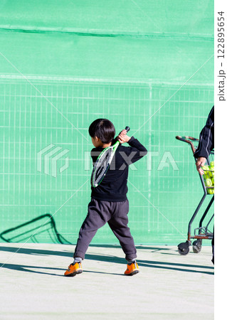 テニスをする男の子　幼児 122895654
