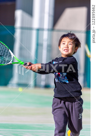テニスをする男の子 幼児 テニスをする男の子 幼児 122895662