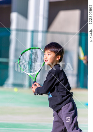 テニスをする男の子 幼児 テニスをする男の子 幼児 122895663