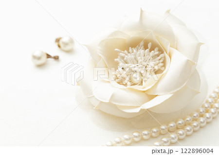 花のコサージュとパールのアクセサリー　白バック 122896004