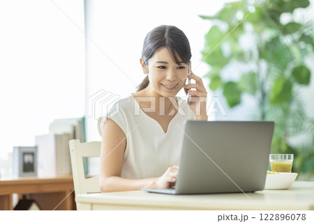 電話をする女性 電話をする女性 122896078