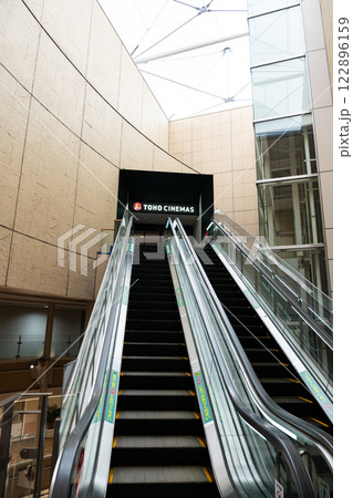 TOHOシネマズ府中に続くエスカレーターを上る 東京都府中市宮町 TOHOシネマズ府中に続くエスカレーターを上る 東京都府中市宮町 122896159