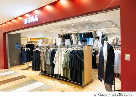 無印良品で洋服を見る　武蔵府中ル・シーニュ（武蔵府中LE SIGNE）　東京都府中市宮町 122896175