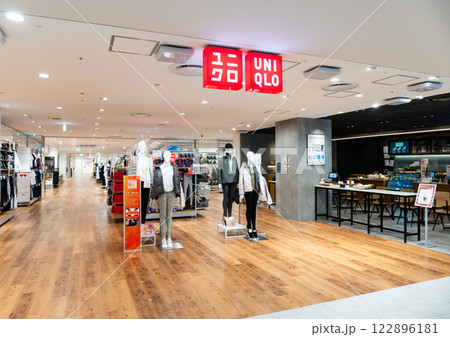 ユニクロの広い店内　ミッテン府中店（MitteN）　ファッション　東京都府中市宮町 122896181