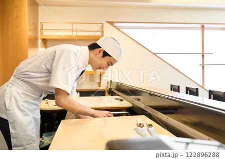 寿司屋で働く和食の料理人 122896288