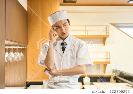 悩む和食の料理人 122896292