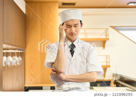 悩む和食の料理人 悩む和食の料理人 122896293