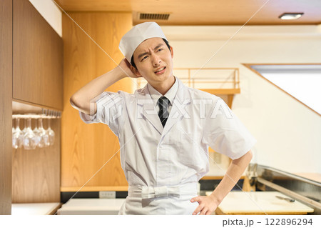 悩む和食の料理人 122896294