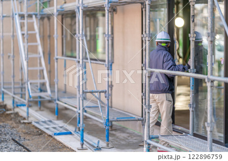建設現場 くさび足場 ビケ 作業員 建設現場 くさび足場 ビケ 作業員 122896759
