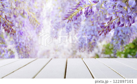 藤の花の風景と手前に白いテーブルがある背景 122897101