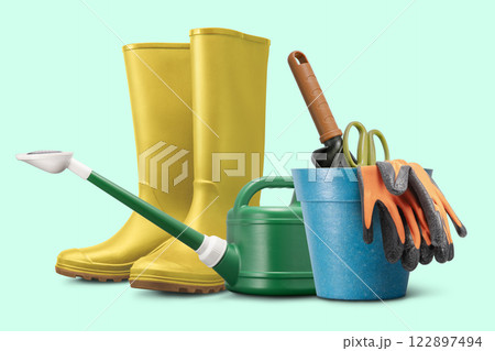 緑色の背景に置かれたガーデニングツール 緑色の背景に置かれたガーデニングツール 122897494